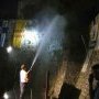 Der Schluss: Die Feuerwehr sichert den Spielort.