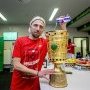 "Mit der Celebration Can weiht Kevin Kampl den Pokal ein"