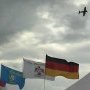 "Tannkosh International" im Flaggenschmuck